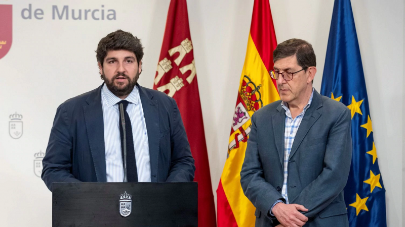 El presidente de Murcia, Fernando López Miras junto con el consejero de Salud, Manuel Villegas. / MARCIAL GUILLÉN - EFE.