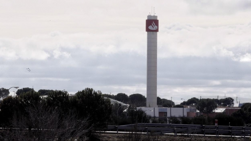 Logo del Banco Santander en lo alto de una construcción en la entrada a la Ciudad Financiera, cerca de la localidad madrileña de Boadilla del Monte. E.P./Eduardo Parra