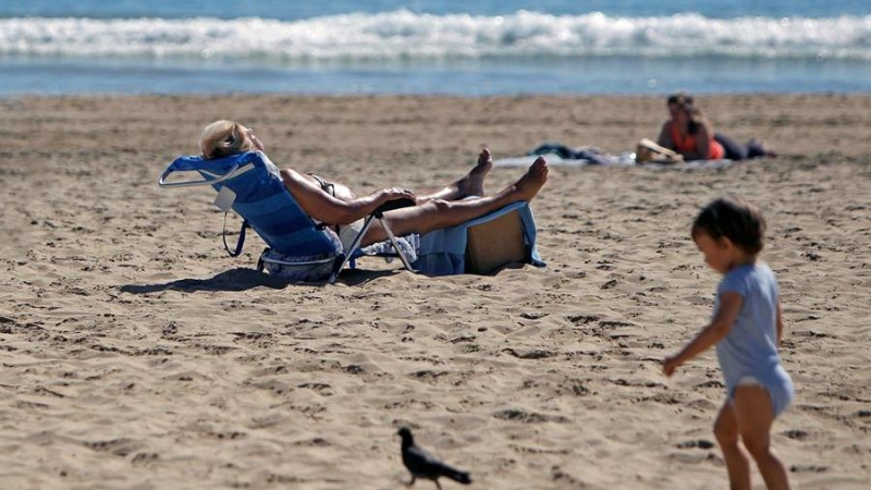 ALICANTE, 11/03/2020.- Varias personas disfrutan del buen tiempo y de las altas temperaturas en la playa de El Postiguet (Alicante). EFE/MORELL