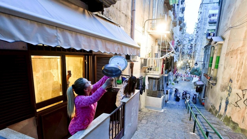 13/03/2020. Los italianos cantan desde sus balcones para sobrellevar el aislamiento por la crisis del coronavirus. / EFE - CIRO FUSCO