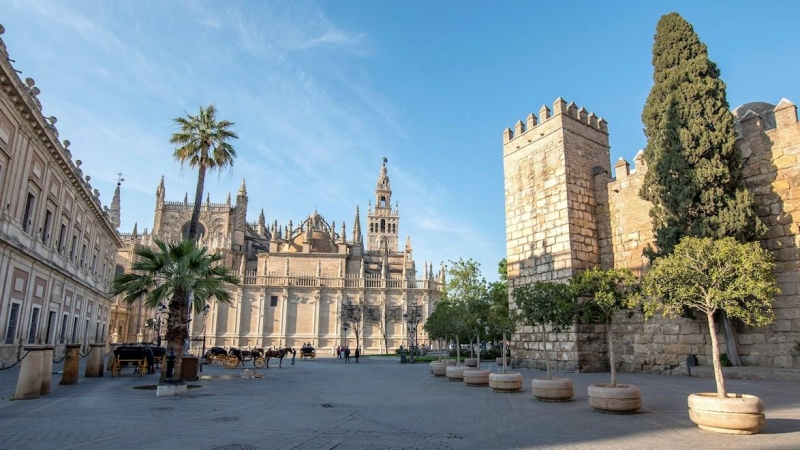 Las calles más turísticas y comerciales de Sevilla se han quedado casi desiertas con motivo de la crisis del coronavirus. En la foto, los aledaños de la Catedral y el Archivo de Indias. EFE/Raúl Caro