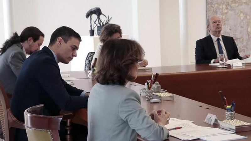 Fotografía facilitada por la Moncloa que muestra al presidente del Gobierno, Pedro Sánchez (c), que preside la reunión de Consejo de Ministros, junto al vicepresidente Pablo Iglesias (i) y la vicepresidenta, Carmen Calvo (d), en el Palacio de la Monclo a