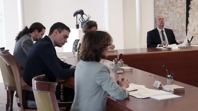 Fotografía facilitada por la Moncloa que muestra al presidente del Gobierno, Pedro Sánchez (c), que preside la reunión de Consejo de Ministros, junto al vicepresidente Pablo Iglesias (i) y la vicepresidenta, Carmen Calvo (d), en el Palacio de la Monclo a