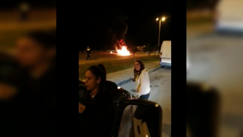 Imagen de una barricada en una de las entradas a Tarifa.