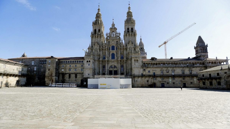 La plaza del Obradoiro vacía este mediodía en Santiago de Compostela, donde los peatones prácticamente han desaparecido debido al coronavirus. EFE/Lavandeira jr
