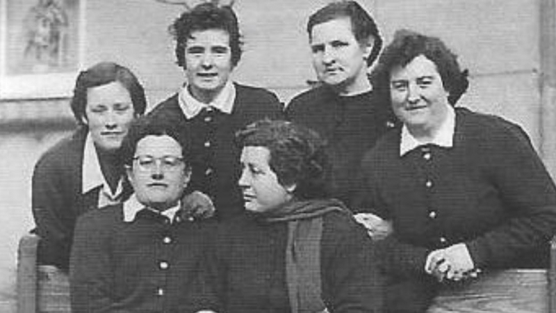 Grupo de mujeres en la cárcel de Segovia en 1948, en el centro, la presa política María Salvo.- Extraída de la obra 'Irredentas', de Ricard Vinyes