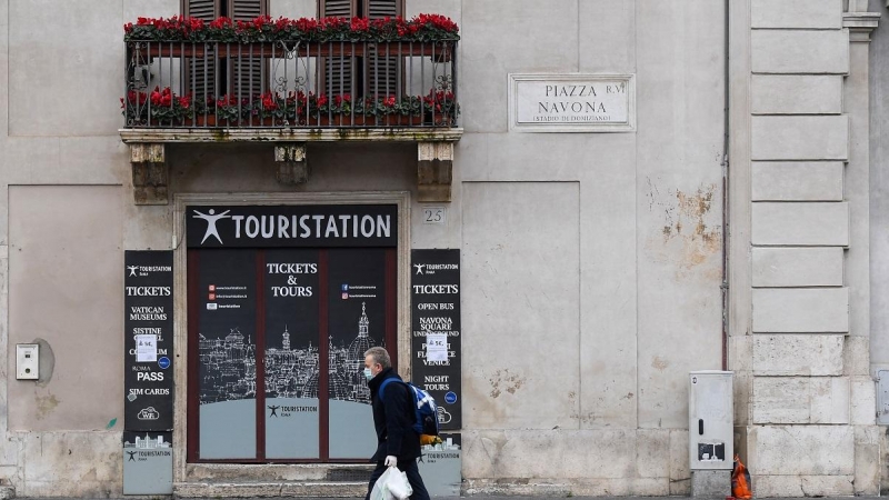 Un turista con mascarilla pasea por Roma. REUTERS