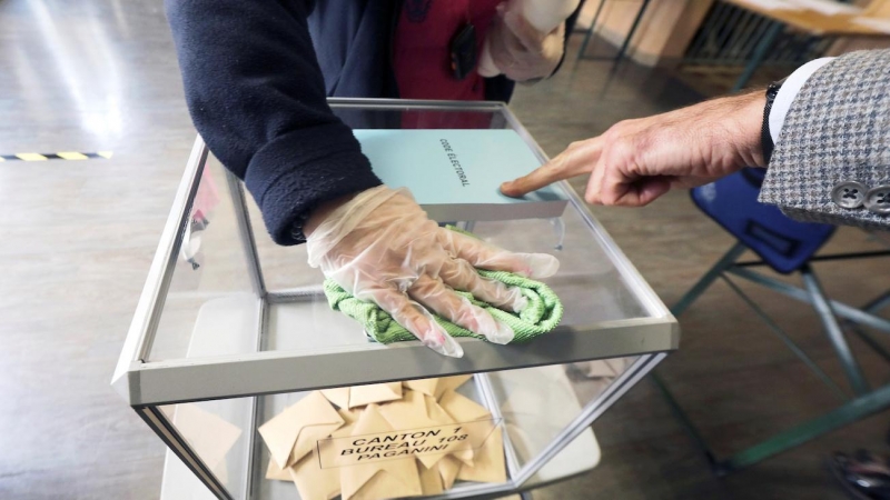 Las urnas de votación en Francia han sido desinfectadas para evitar la propagación del virus. | Reuters