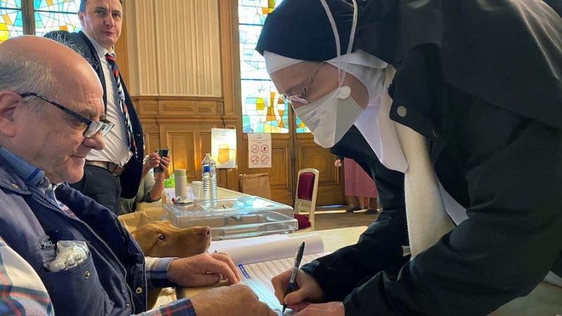 Una monja con mascarilla ejerciendo su derecho a voto en las elecciones francesas. | Reuters