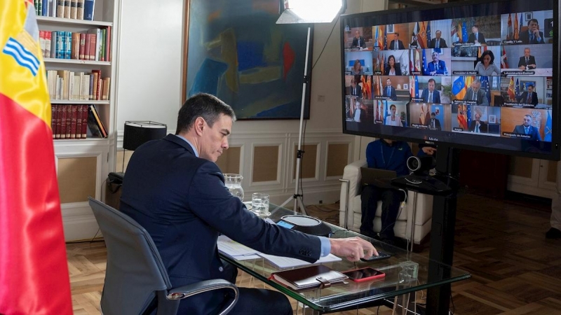 15/03/2020.- El presidente del Gobierno, Pedro Sánchez, durante una videoconferencia con los presidentes autonómicos por la crisis del coronavirus. / EFE - MONCLOA