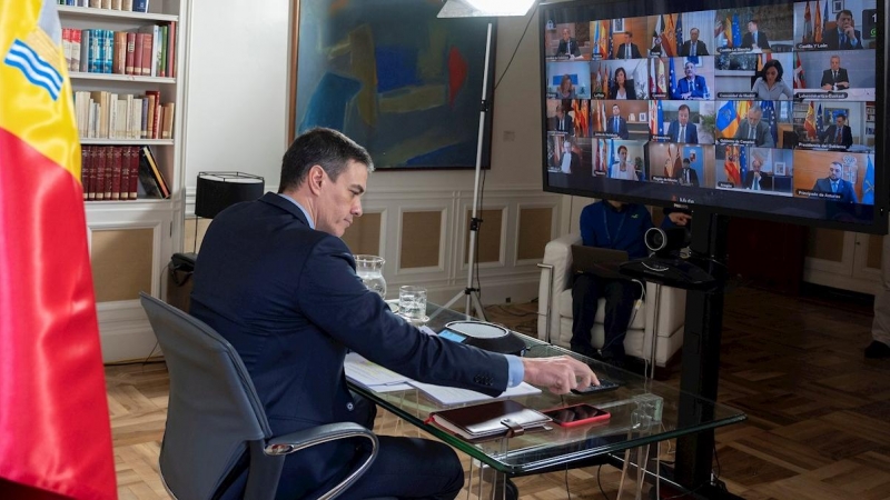 15/03/2020.- El presidente del Gobierno, Pedro Sánchez, durante una videoconferencia con los presidentes autonómicos por la crisis del coronavirus. / EFE - MONCLOA