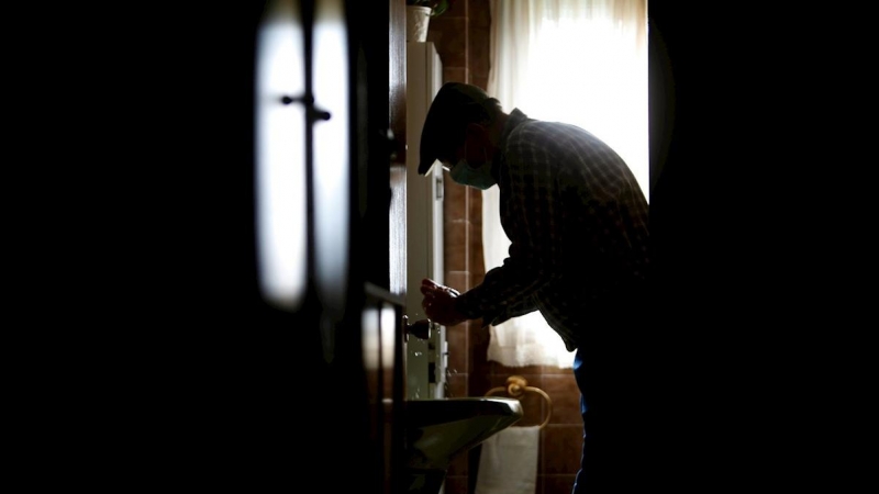 14/03/2020.- Un hombre se prepara una infusión en el concello coruñés de Pontedeume, con la mascarilla puesta por recomendación de su médico de cabecera. / EFE - CABALAR