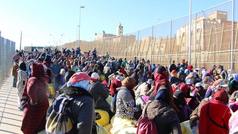 Cientos de porteadoras esperan cruzar la frontera - Rosa Soto