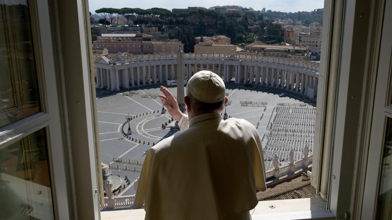 El papa Francisco se asoma a una vacía plaza del Vaticano tras la celebración de la misa del ángelus este pasado domingo./ Reuters