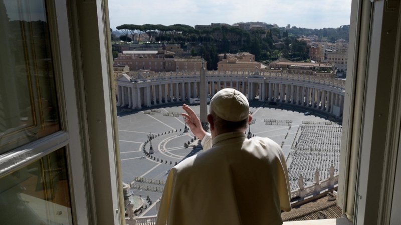 El papa Francisco se asoma a una vacía plaza del Vaticano tras la celebración de la misa del ángelus este pasado domingo./ Reuters