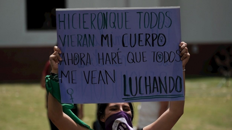 09/03/2020.- Una estudiante sostiene una pancarta durante una manifestación, a propósito del 8M, dentro de la Universidad Centroamericana (UCA) este lunes, en Managua (Nicaragua). EFE/ Carlos Herrera