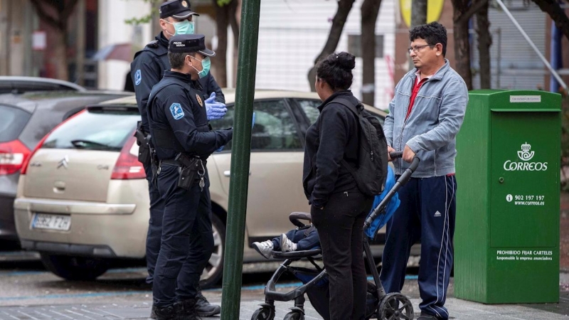 16/03/2020.- Agentes de la policía local de Murcia informan a una familia de que no se puede estar en la calle, debido al estado de alarma decretado por el gobierno, por la crisis del coronavirus, esta tarde en la Ronda de Garay de Murcia. EFE/Marcial Gui