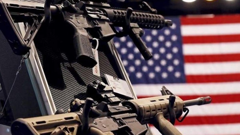 Rifles de asalto en una tienda de armas en los Estados Unidos. / REUTERS