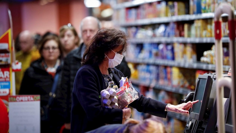 Una mujer hace la compra en un supermercado de San Sebastián. EFE/Javier Etxezarreta