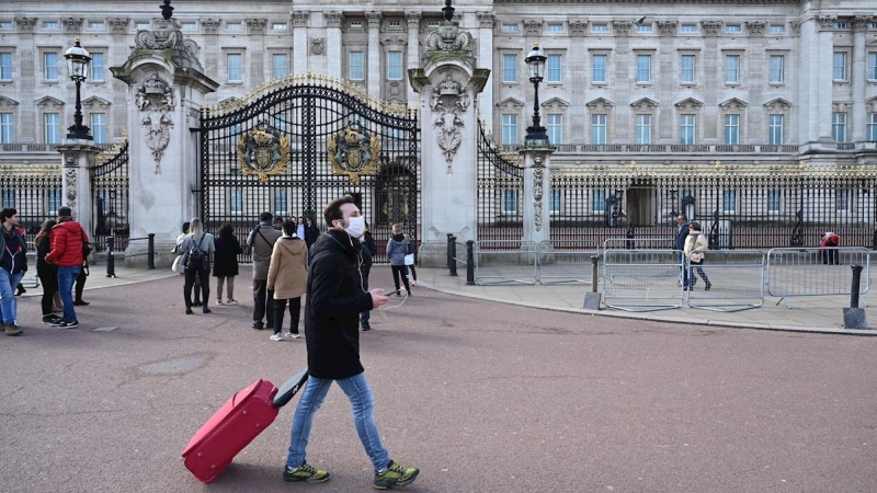 16/03/2020.- Un turista con mascarilla frente al Palacio de Buckingham (Reino Unido). / EFE - NEIL HALL