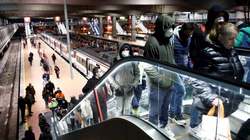 17/03/2020.- Varios usuarios protegidos con mascarillas transitan a primera hora de este martes la estación de Cercanías de Madrid-Atocha. / EFE - MARISCAL