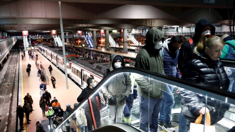 17/03/2020.- Varios usuarios protegidos con mascarillas transitan a primera hora de este martes la estación de Cercanías de Madrid-Atocha. / EFE - MARISCAL