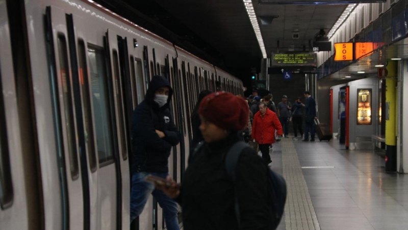 Fotografia de passatgers a la línia 5 del metro de Barcelona/ Albert Cadanet. ACN