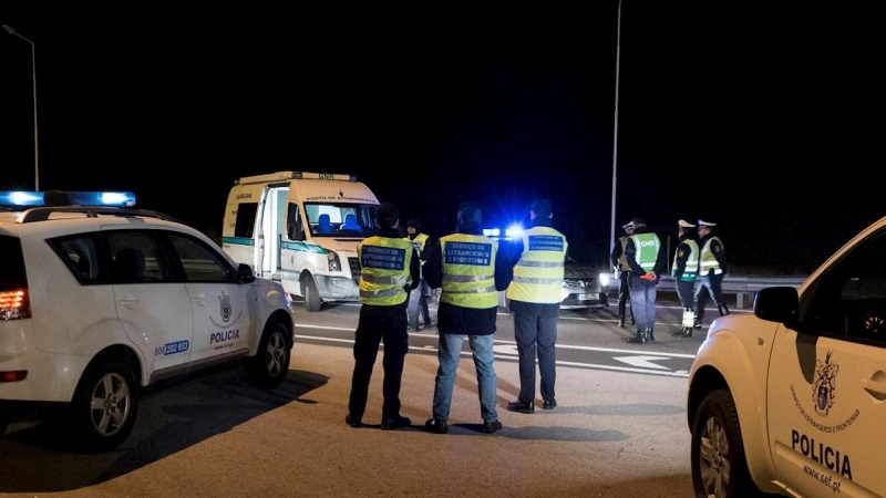 17/03/2020.- Efectivos de la Policía portuguesa controlan a primera hora de hoy el paso fronterizo entre España y Portugal entre la localidad onubense de Ayamonte y la población de Vila de Santo António. / EFE - DAVID ARJONA