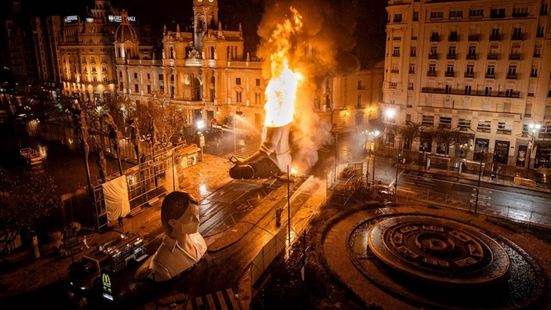 No hay Fallas, pero arden sus figuras en València. Parte de una de estas estructuras ha sido devorada por las llamas esta pasada madrugada./ Biel Aliño (EFE)