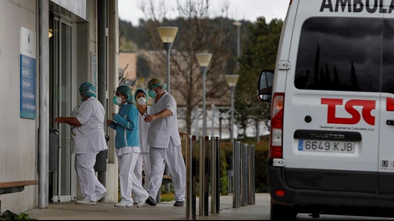 Personal del Hospital de Igualada (Barcelona) donde, al margen del estado de alerta que vive toda España, permanecen en confinamiento. /EFE