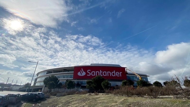 Uno de los edificios de la Ciudad Financiera del Grupo Santander cerca de la localidad madrileña de Boadilla del Monte. E.P./Eduardo Parra