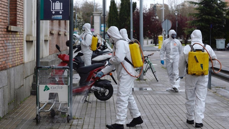 Efectivos de la UME desinfectan los exteriores de la estación de tren de Valladolid, este lunes, por la pandemia del coronavirus. EFE/NACHO GALLEGO