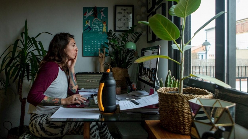 Una mujer realiza teletrabajo en su casa, durante el estado de alarma. EFE/Enric Fontcuberta