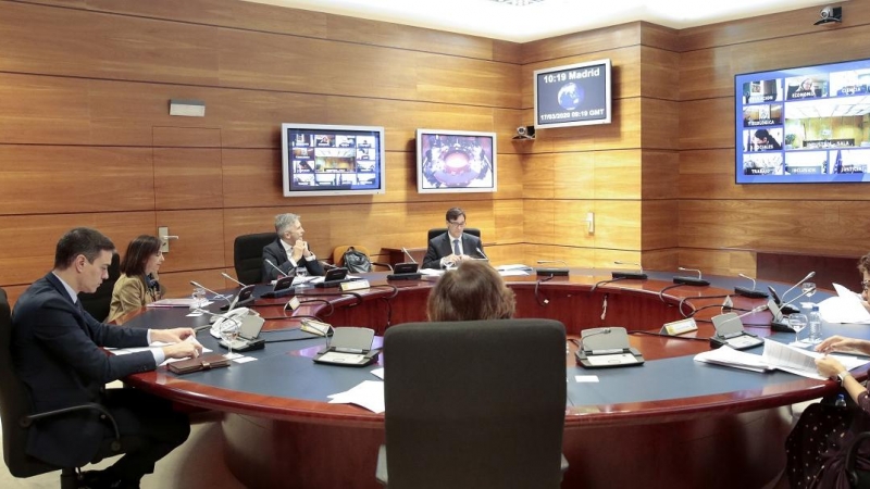 Imagen de la reunión del Consejo de Ministros, por teleconferencia, en el que se han aprobado el plan de medidas económicas y laborales por la crisis del coronavirus. REUTERS