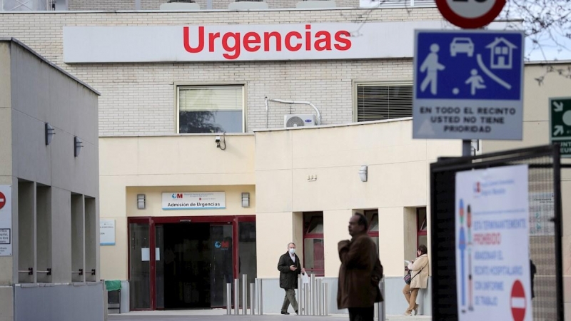 GRAF8175. MADRID, 17/03/2020.- Un hombre con una mascarilla sanitaria sale de Urgencias, este martes en el Hospital Gregoria Marañón. El Ministerio de Sanidad ha confirmado un total de 11.178 casos de coronavirus, 1.987 nuevos, un 17,7 % más en las última