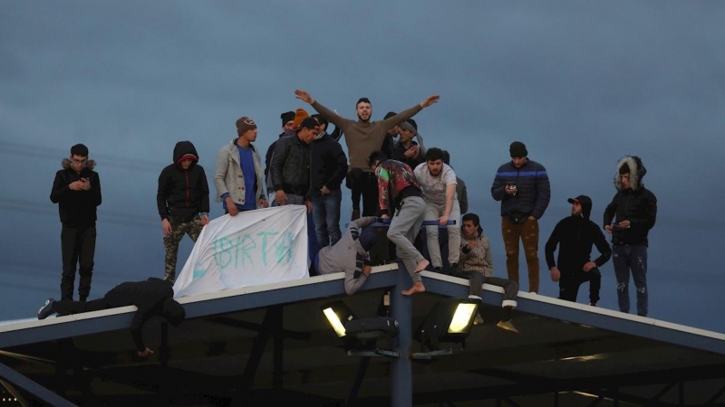 17/03/2020.- Los inmigrantes en situación irregular internos en el Centro de Internamiento de Extranjeros (CIE) de Aluche se amotinan por posibles contagios de coronavirus dadas las malas condiciones higiénicas del centro, hoy lunes en Madrid. El Minister