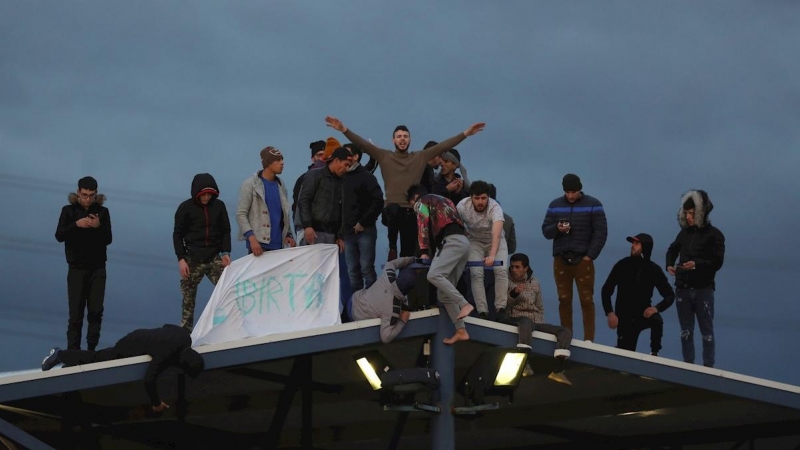 17/03/2020.- Los inmigrantes en situación irregular internos en el Centro de Internamiento de Extranjeros (CIE) de Aluche se amotinan por posibles contagios de coronavirus dadas las malas condiciones higiénicas del centro, hoy lunes en Madrid. El Minister