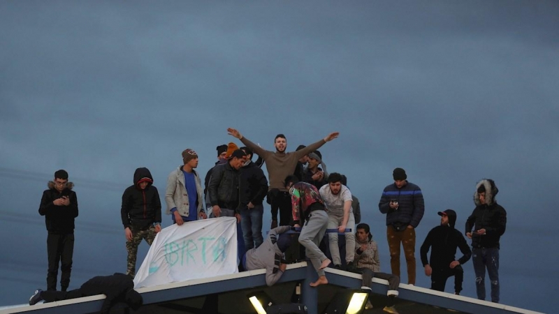 17/03/2020.- Los inmigrantes en situación irregular internos en el Centro de Internamiento de Extranjeros (CIE) de Aluche se amotinan por posibles contagios de coronavirus dadas las malas condiciones higiénicas del centro, hoy lunes en Madrid. El Minister