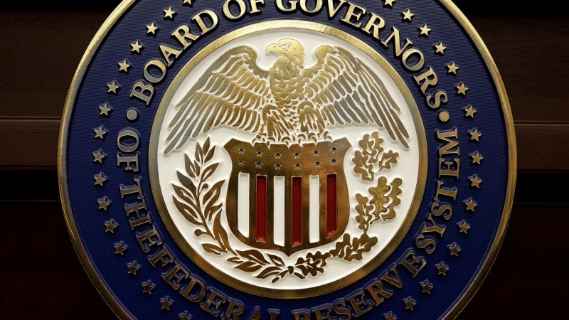 El escudo de la Reserva Federal (Fed), el banco central de EEUU.. REUTERS/Joshua Roberts