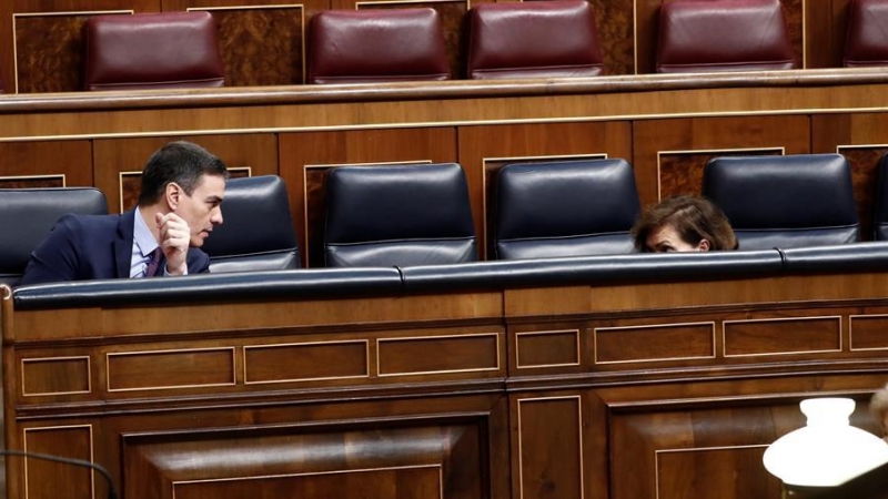 La vicepresidenta del Gobierno, Carmen Calvo (d) conversa con el presidente, Pedro Sánchez (i) durante el pleno extraordinario. EFE