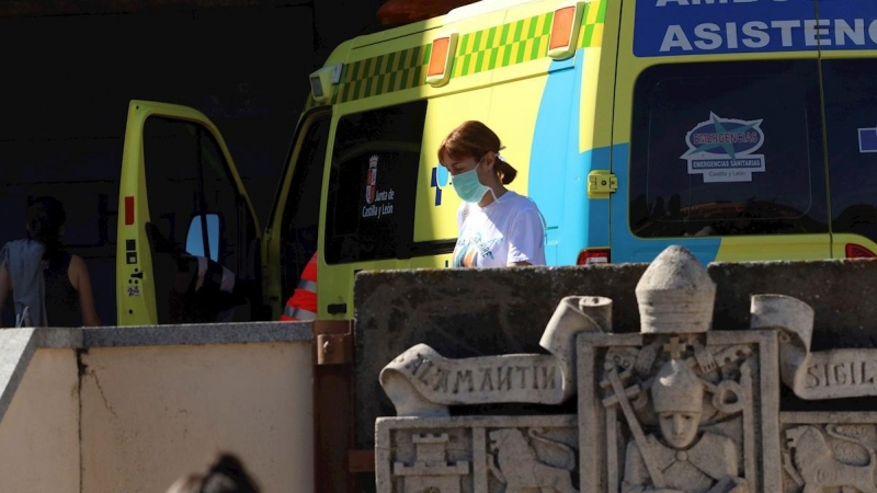 Una mujer con mascarilla pasa por delante del Hospital Clínico de Salamanca. Castilla y León ha alcanzado ya los 668 casos positivos de coronavirus. EFE/J.M.GARCÍA