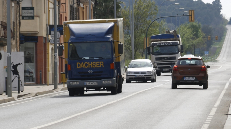 Dos camions circulen per la N-II a Bàscara. ACN / ALEIX FREIXAS