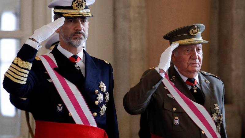 El rey Felipe Vi, y su parte, el rey Juan Carlos I, en posición de saludo en la pascua militar de 2018, en el Palacio Real, de Madrid. AFP/Juanjo Martín