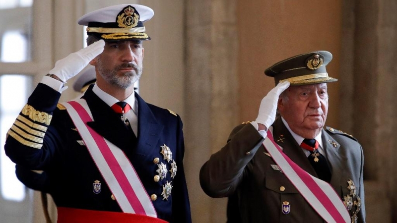 El rey Felipe Vi, y su parte, el rey Juan Carlos I, en posición de saludo en la pascua militar de 2018, en el Palacio Real, de Madrid. AFP/Juanjo Martín