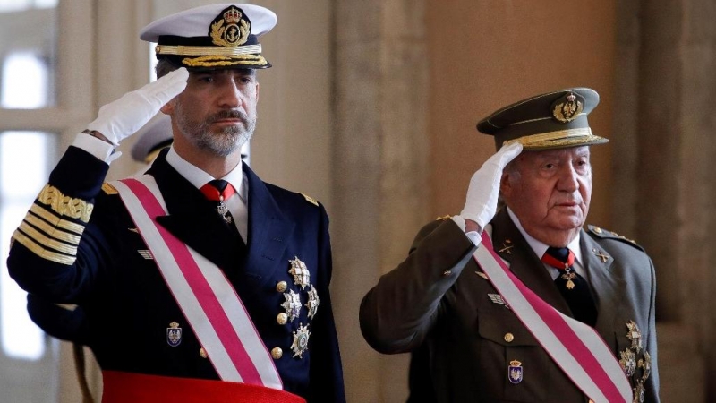 El rey Felipe Vi, y su parte, el rey Juan Carlos I, en posición de saludo en la pascua militar de 2018, en el Palacio Real, de Madrid. AFP/Juanjo Martín