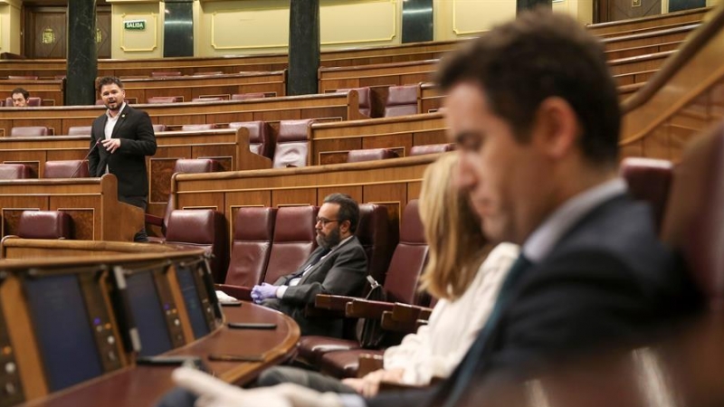 Diputados de PP y Vox, con el portavoz de ERC, Gabriel Rufián, al fondo, durante el pleno extraordinario celebrado este miércoles para explicar la declaración del estado de alarma y las medidas para paliar las consecuencias de la pandemia provocada por el