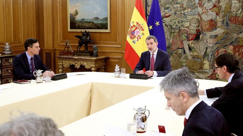 El rey Felipe VI en el Palacio de la Zarzuela con el presidente del Gobierno, Pedro Sánchez, y los cuatro ministros que integran el comité técnico de gestión de la pandemia del coronavirus. EFE