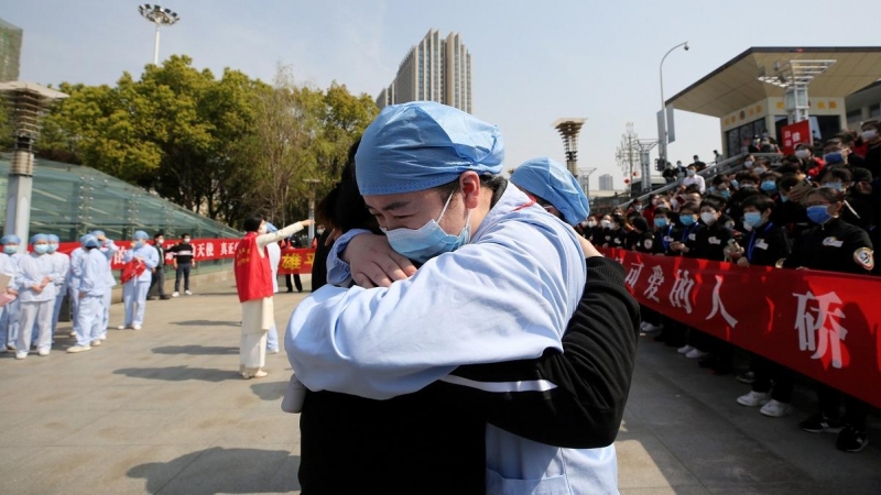 Dos enfermeros chinos se abrazan. REUTERS