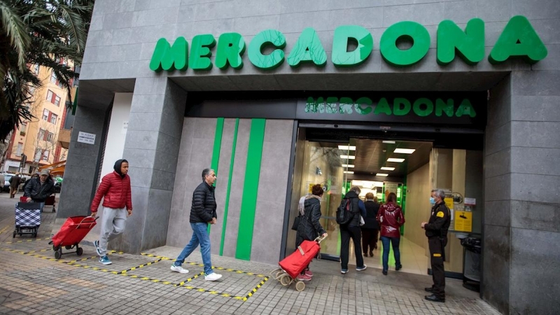 Una cola para entrar en un establecimiento de Mercadona el pasado lunes (16/03/20) en València./ Biel Aliño (EFE)