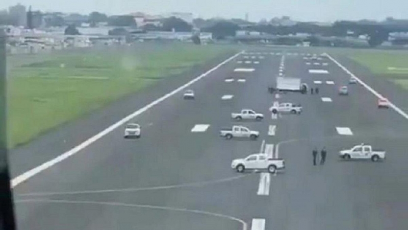 Varios coches impiden el aterrizaje de un avión de Iberia en el aeropuerto de Guayaquil, Ecuador. Ministerio Público